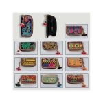 ARTICULOS REGALO:MONEDERO C/PUMPUM 16X9CM MOD. SURT.        